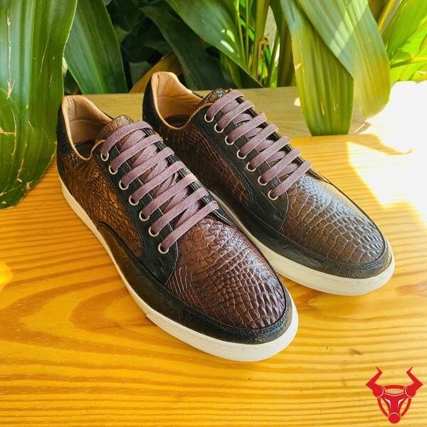 Sneaker da bụng cá sấu màu nâu đất phong cách.