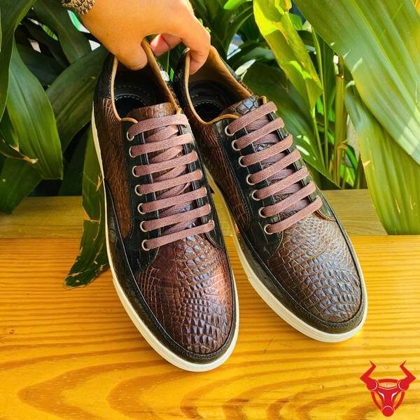 Cận cảnh sneaker da bụng cá sấu GCS30 nâu đất.