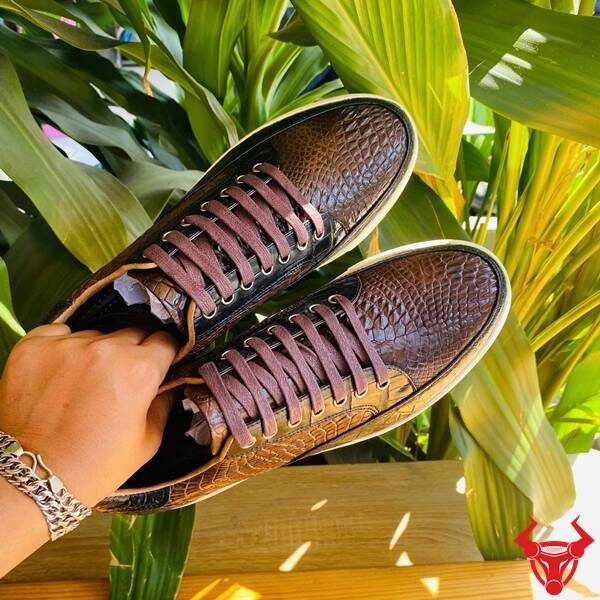 Giày sneaker da bụng cá sấu màu nâu đất cao cấp.