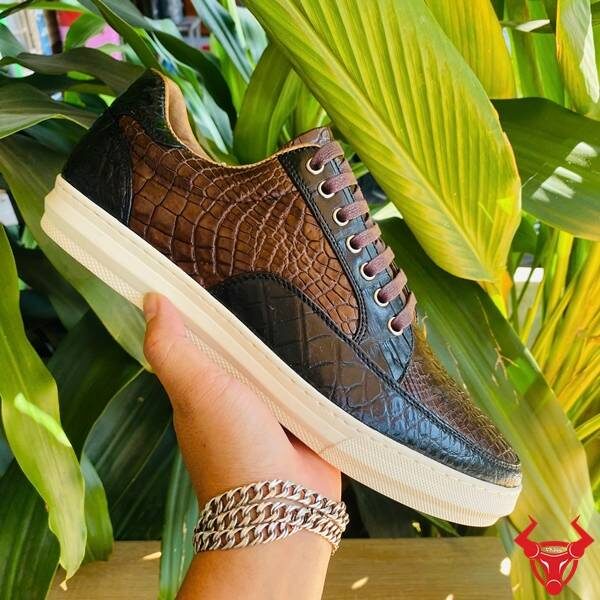 Sneaker da cá sấu thật màu nâu đất độc đáo.