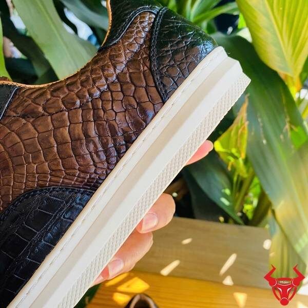 Sneaker nam da bụng cá sấu màu nâu đất.
