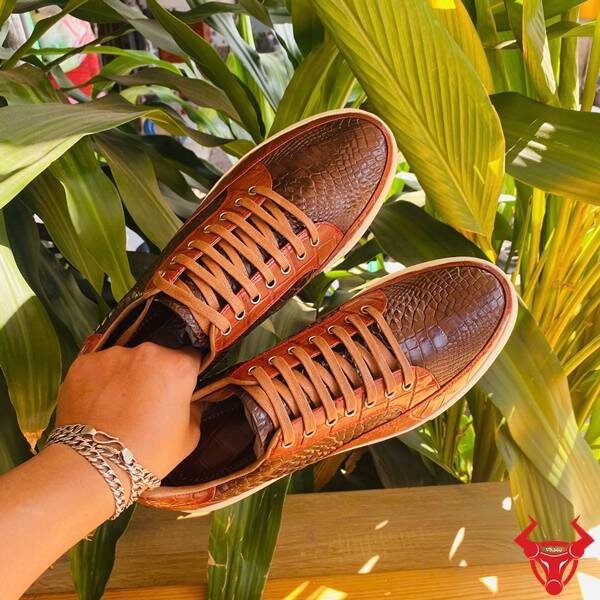 Giày sneaker da cá sấu GCS30 hoàn thiện tinh tế.