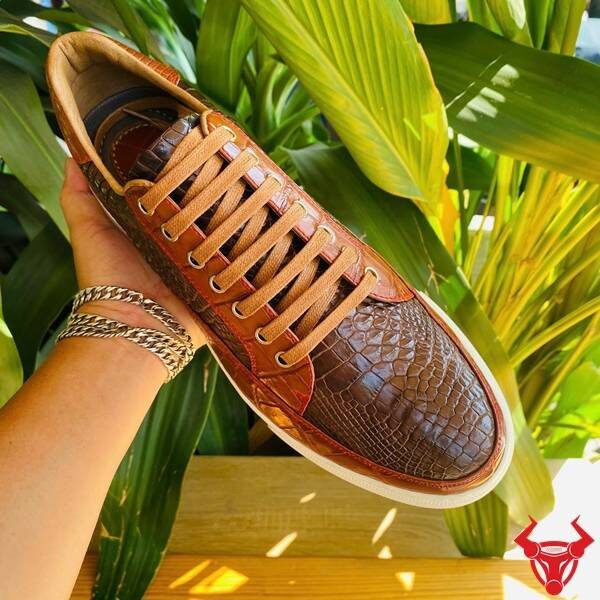 Giày sneaker da cá sấu nam màu nâu đất nâu đỏ.