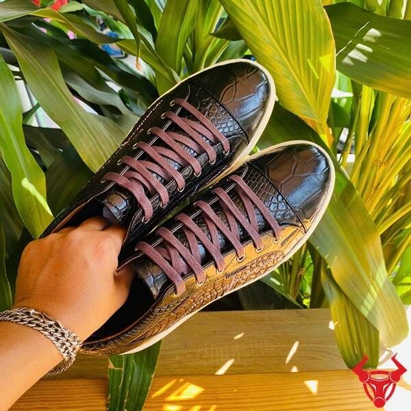 Giày sneaker da bụng cá sấu độc lạ