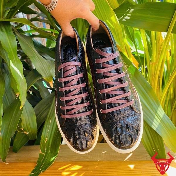 Sneaker da cá sấu gù đen nâu phong cách.