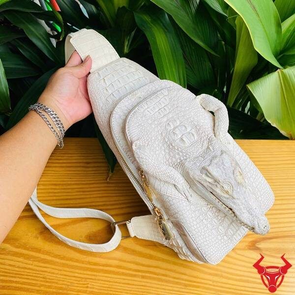 Túi đeo trước ngực da cá sấu bạch tạng TFA10 mạnh mẽ.