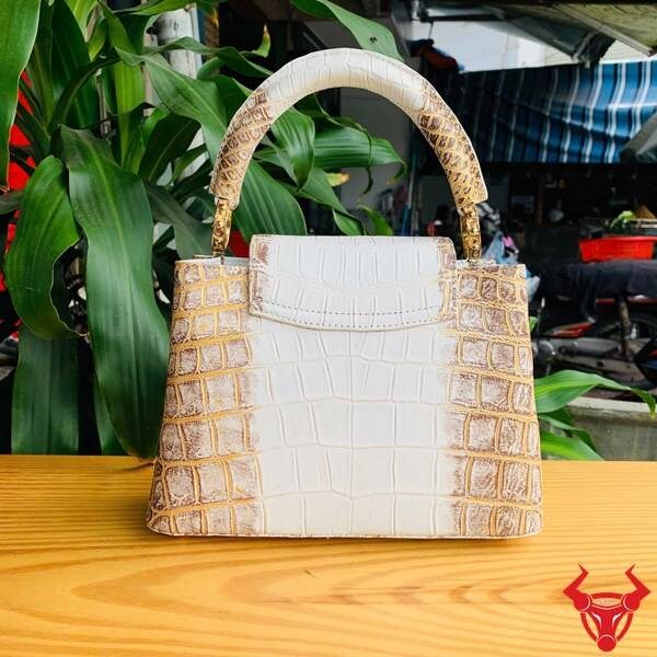 Túi xách da cá sấu bạch tạng nhũ vàng tinh xảo.