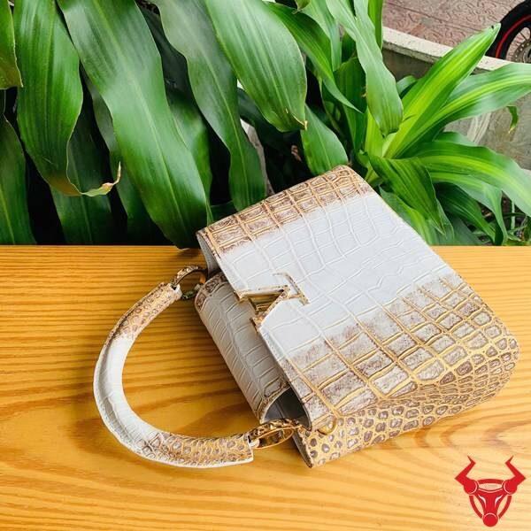 Túi xách nữ da cá sấu bạch tạng thể hiện quyền lực.