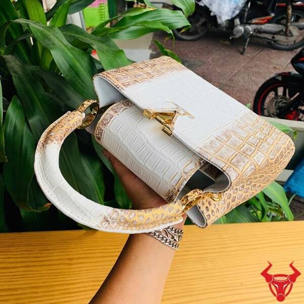 Túi xách da cá sấu bạch tạng nhũ vàng quý phái.