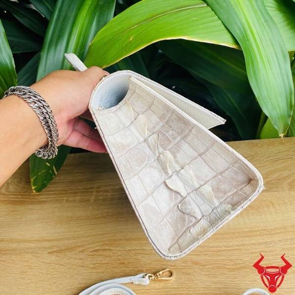 Túi đeo chéo nữ da cá sấu TXBA4 phong cách sang trọng.