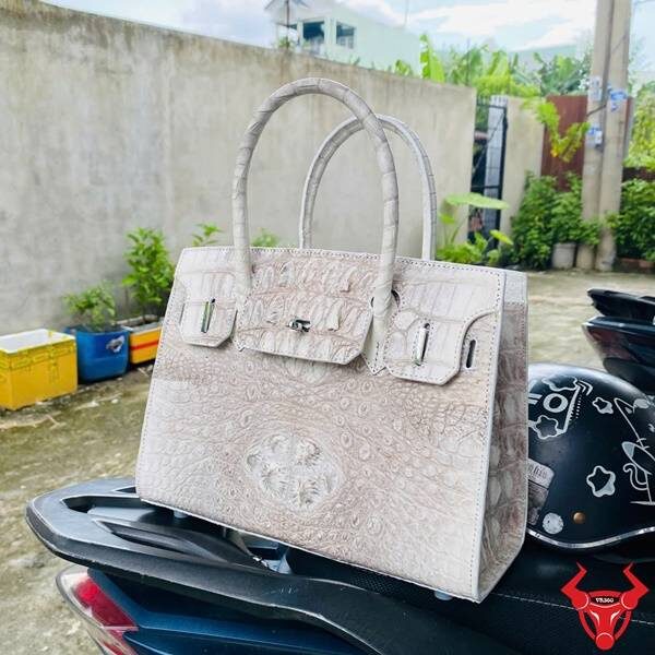 Túi da cá sấu gù bạch tạng TCA4 tinh tế.