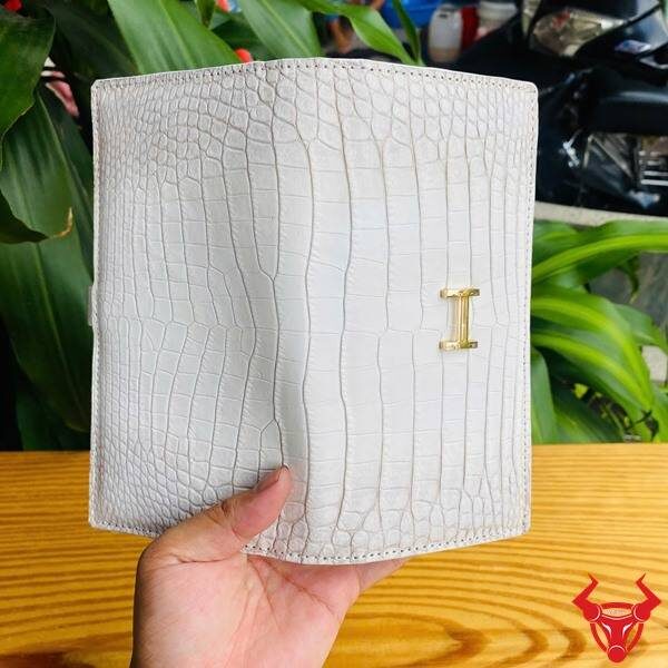 Ví dài cầm tay nữ da cá sấu bạch tạng BYA8