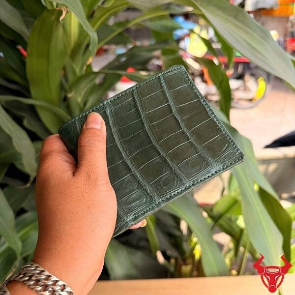 Ví nam da bụng cá sấu 2 mặt bền chắc.