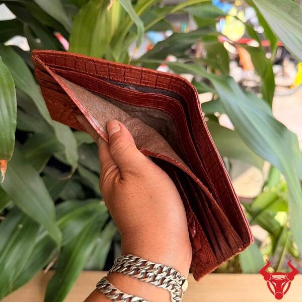 Ví Da Cá Sấu 2 Mặt Cao Cấp Cho Quý Ông Ví nam da bụng cá sấu 2 mặt màu nâu đỏ.