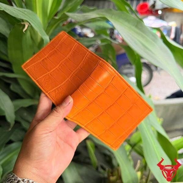 Ví nam da bụng cá sấu Thái Lan màu cam nổi bật.