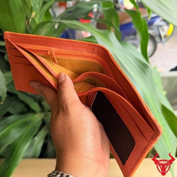 Cận cảnh ví nam da bụng cá sấu Thái Lan màu cam.