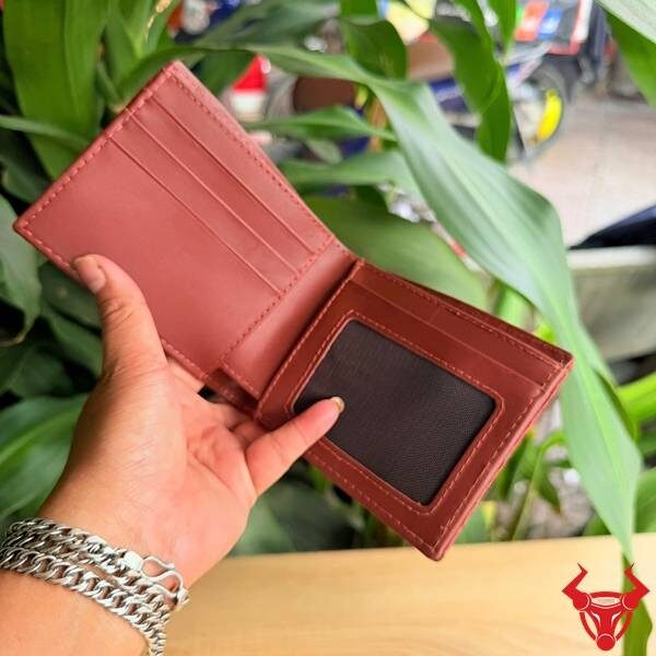 Cận cảnh ví nam da bụng cá sấu Thái Lan màu đỏ mận.