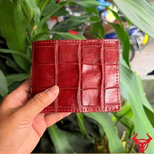 Ví nam da bụng cá sấu Thái Lan màu đỏ mận lịch lãm.