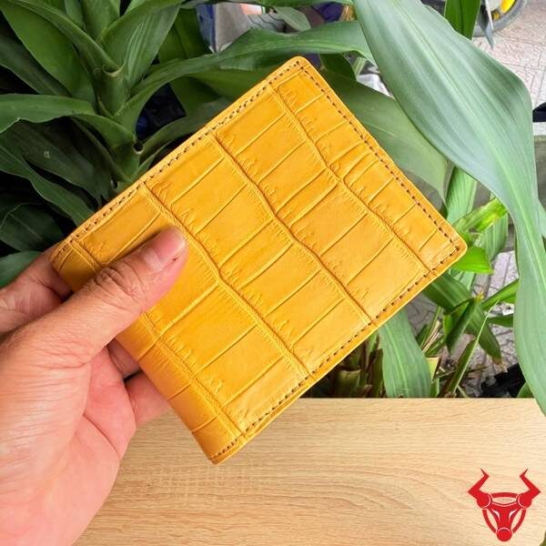 Ví Da Cá Sấu Thái Lan Form Ngang Màu Vàng Chanh Ví da cá sấu Thái Lan màu vàng chanh form ngang.