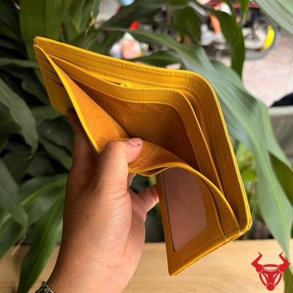 Ví Nam Da Cá Sấu Thái Lan Cao Cấp Form Ngang Ví ngang da cá sấu Thái Lan cao cấp màu vàng chanh.