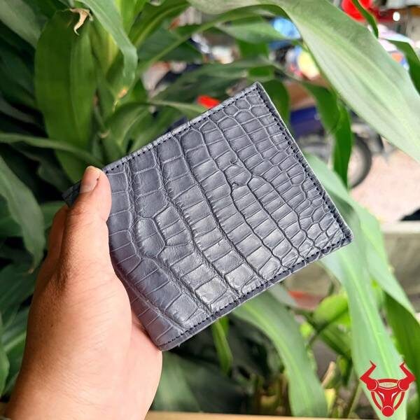 Ví Form Ngang Da Cá Sấu – Đẳng Cấp Quý Ông Ví nam da cá sấu Thái Lan màu xanh nhạt.