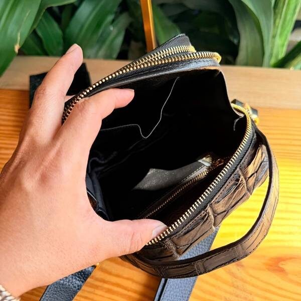 Túi đeo chéo nam da cá sấu gù độc bản