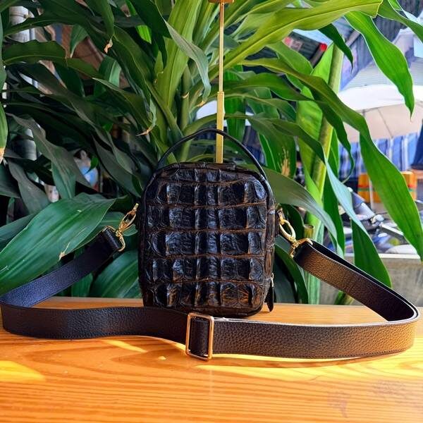 Túi xách đeo chéo nam da cá sấu gù