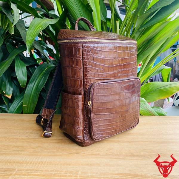 Balo Du Lịch Da Cá Sấu Bụng DLAA8 Màu Nâu Đất Đẳng Cấp Balo du lịch da cá sấu bụng DLAA8 màu nâu đất cao cấp.