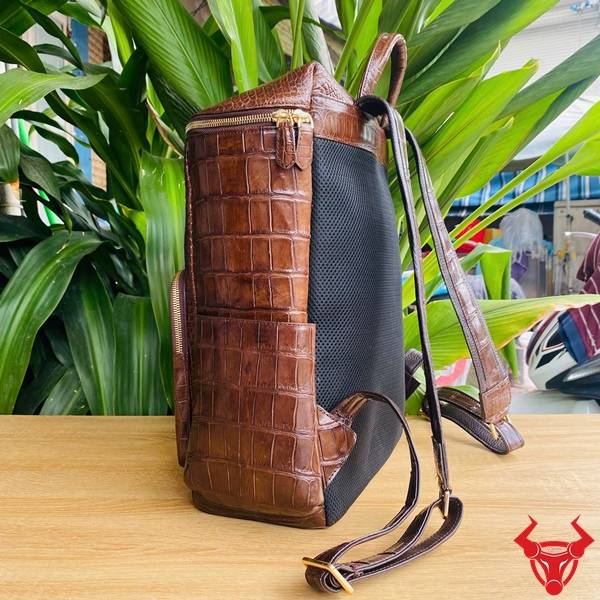 Balo Da Bụng Cá Sấu DLAA8 Màu Nâu Đất Cao Cấp Balo da bụng cá sấu DLAA8 màu nâu đất dành cho doanh nhân.