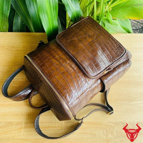 Balo Du Lịch Da Cá Sấu Màu Nâu Đất Rộng Rãi Balo du lịch da bụng cá sấu DLAA8 màu nâu đất ngăn chứa lớn.