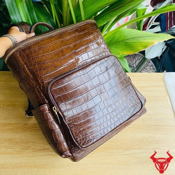 Balo Da Cá Sấu Bụng DLAA8 Khẳng Định Địa Vị Balo da bụng cá sấu DLAA8 màu nâu đất hoàn thiện tinh xảo.