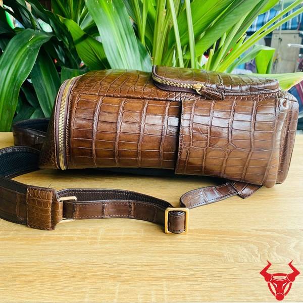 Balo Da Bụng Cá Sấu Màu Nâu Đất Bền Bỉ Balo du lịch da cá sấu DLAA8 màu nâu đất phong cách lịch lãm.