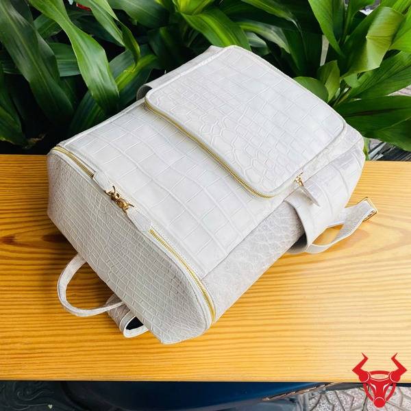 Balo du lịch da cá sấu DLAA8 màu bạch tạng nhiều ngăn tiện lợi.