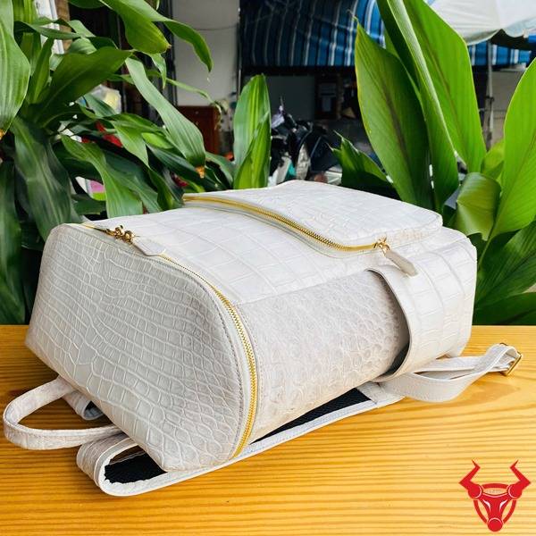 Balo da bụng cá sấu DLAA8 màu bạch tạng cho doanh nhân hiện đại.