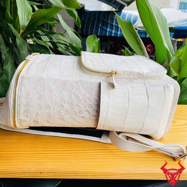 Balo da bụng cá sấu DLAA8 màu bạch tạng hoàn thiện cao cấp.
