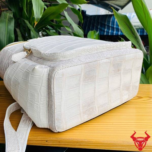 Balo du lịch da cá sấu DLAA8 màu bạch tạng phong cách khác biệt.
