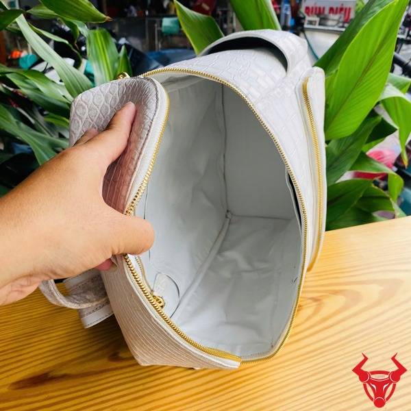 Balo du lịch da bụng cá sấu DLAA8 màu bạch tạng dành cho phong cách đẳng cấp.