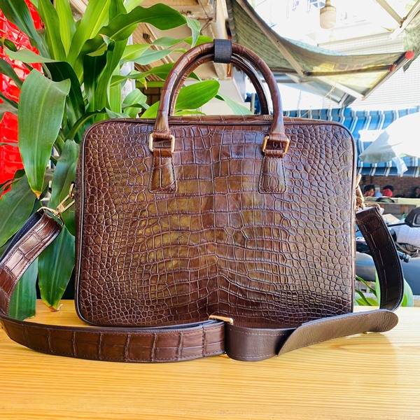 Cặp Xách Da Bụng Cá Sấu CSA8 Màu Nâu Đất Sang Trọng Cặp xách da bụng cá sấu CSA8 màu nâu đất dành cho doanh nhân.