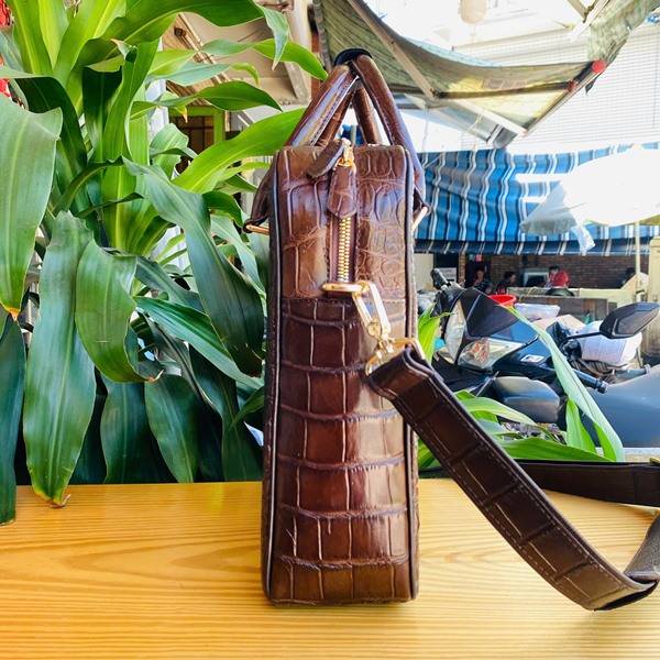 Cặp Xách Nam Da Cá Sấu Màu Nâu Đất Chính Hãng Cặp xách nam da bụng cá sấu CSA8 màu nâu đất nhiều ngăn tiện dụng.