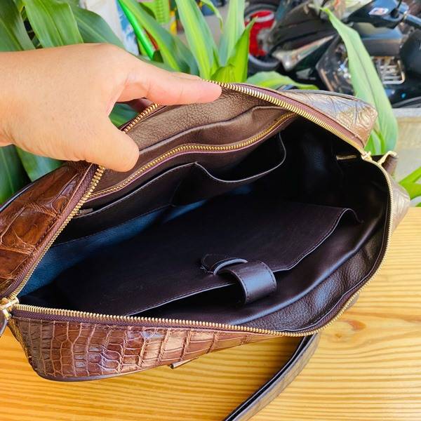 Cặp Xách Nam Da Cá Sấu Màu Nâu Đất Thiết Kế Cao Cấp Cặp xách nam da bụng cá sấu CSA8 màu nâu đất hoàn thiện tỉ mỉ.