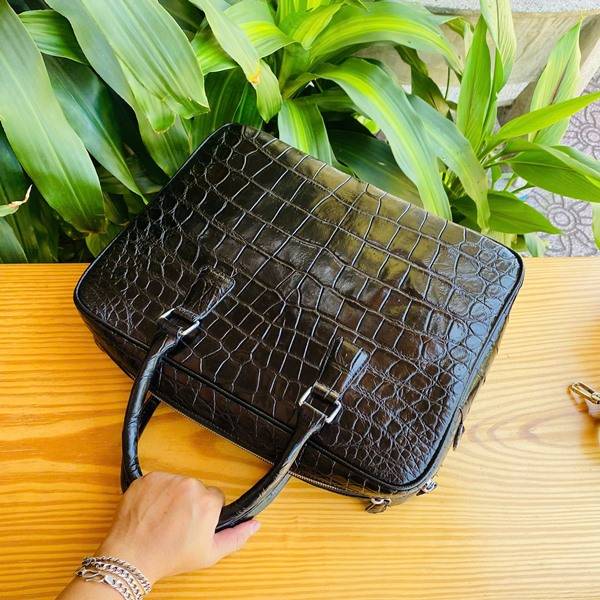 Cặp xách da bụng cá sấu CSA8 màu đen cao cấp với thiết kế rộng rãi.