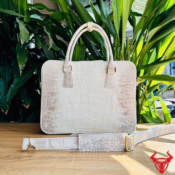 Cặp Xách Da Bụng Cá Sấu CSA8 Màu Bạch Tạng Sang Trọng Cặp xách da bụng cá sấu CSA8 màu bạch tạng dành cho doanh nhân.