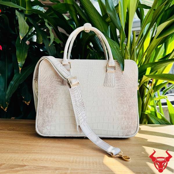 Cặp Xách Da Bụng Cá Sấu Cao Cấp CSA8 Rộng Rãi Cặp xách da bụng cá sấu CSA8 màu bạch tạng phong cách hiện đại.