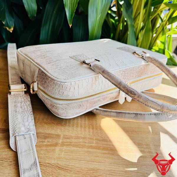 Cặp Xách Nam Da Cá Sấu Màu Bạch Tạng Thiết Kế Cao Cấp Cặp xách nam da bụng cá sấu CSA8 màu bạch tạng hoàn thiện tỉ mỉ.