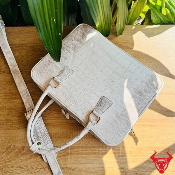 Cặp Xách Da Bụng Cá Sấu CSA8 Màu Bạch Tạng Nhiều Ngăn Tiện Lợi Cặp xách da bụng cá sấu CSA8 màu bạch tạng thiết kế rộng rãi cao cấp.