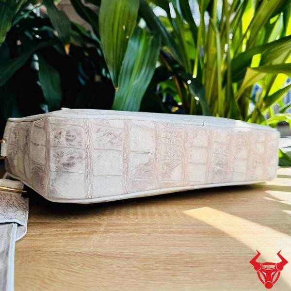 Cặp Xách Da Cá Sấu Cao Cấp CSA8 Màu Bạch Tạng Thời Thượng Cặp xách nam da bụng cá sấu màu bạch tạng với vân da tự nhiên.