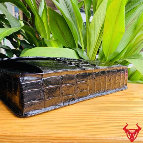 Cặp Xách Da Cá Sấu Ngăn Lớn Đựng Laptop CNBA4 Cặp xách nam da cá sấu CNBA4 ngăn chứa rộng rãi.