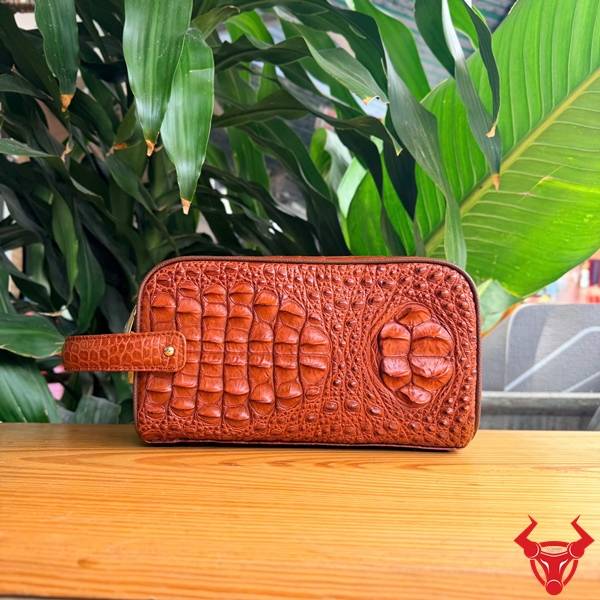 Clutch hộp da gù lưng cá sấu CGA4 màu nâu đỏ sang trọng.
