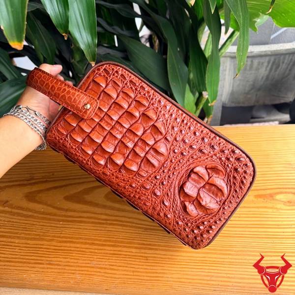 Clutch hộp da gù lưng cá sấu màu nâu đỏ cao cấp và tinh tế.