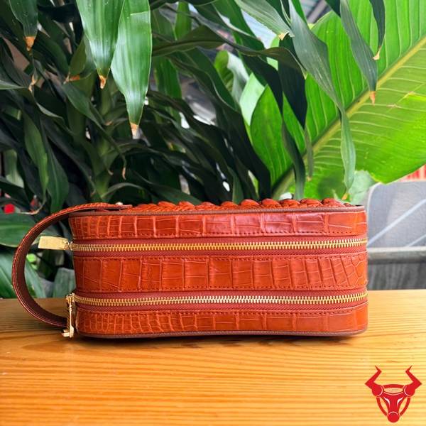 Túi clutch hộp da gù lưng cá sấu CGA4 màu nâu đỏ phong cách hiện đại.